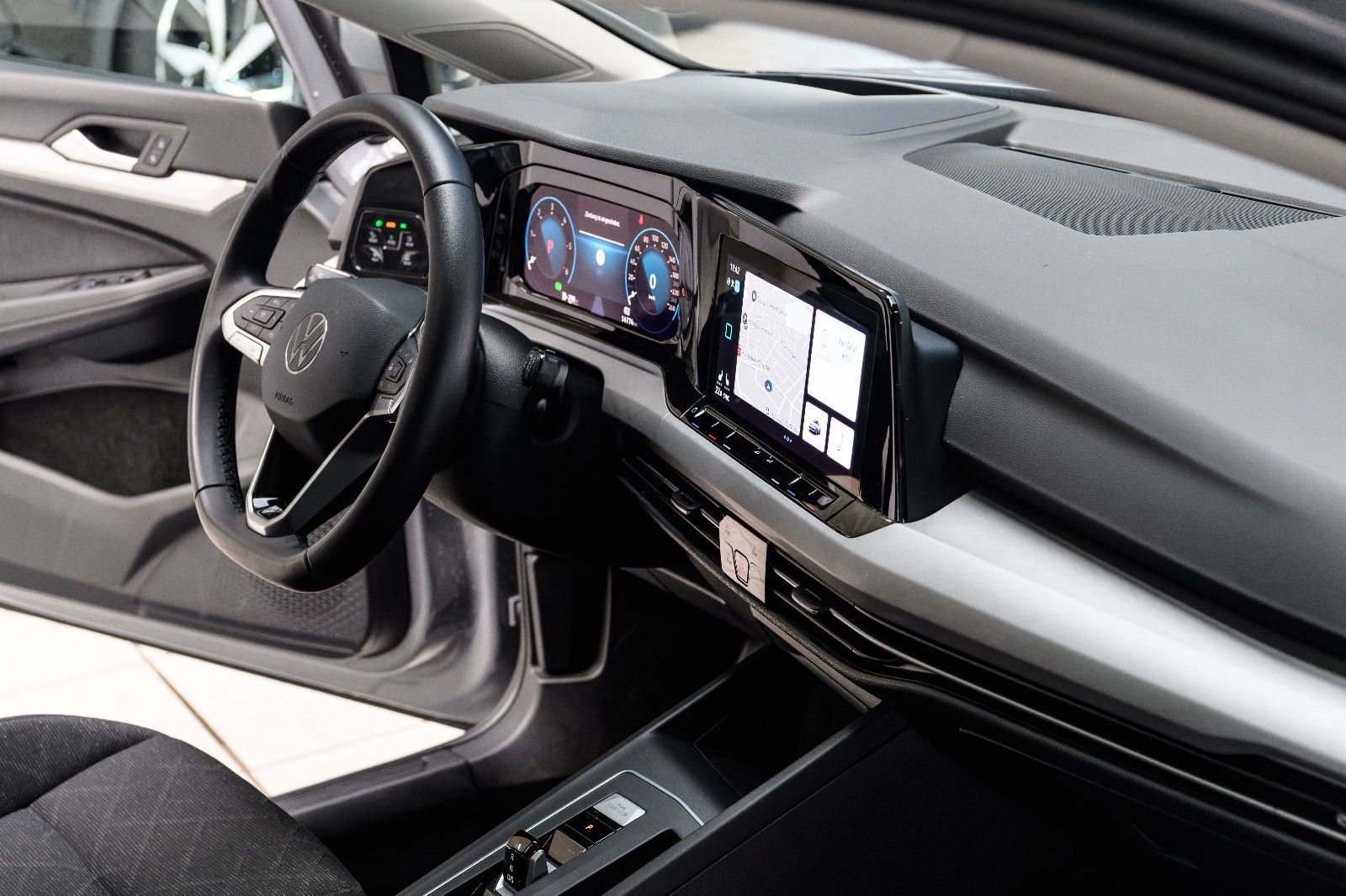 Fahrzeugabbildung Volkswagen Golf VIII Life +STHZ+LED+SHZ+NAVI+PANO+HEADUP