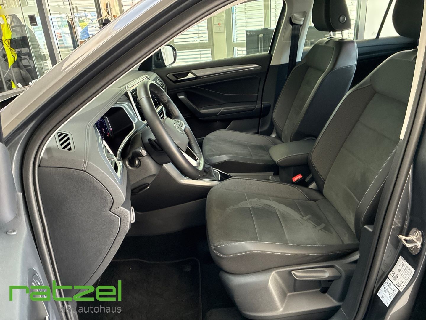Fahrzeugabbildung Volkswagen T-Roc Style 1.5 l TSI DKG Dig. Cockpit LED ACC E