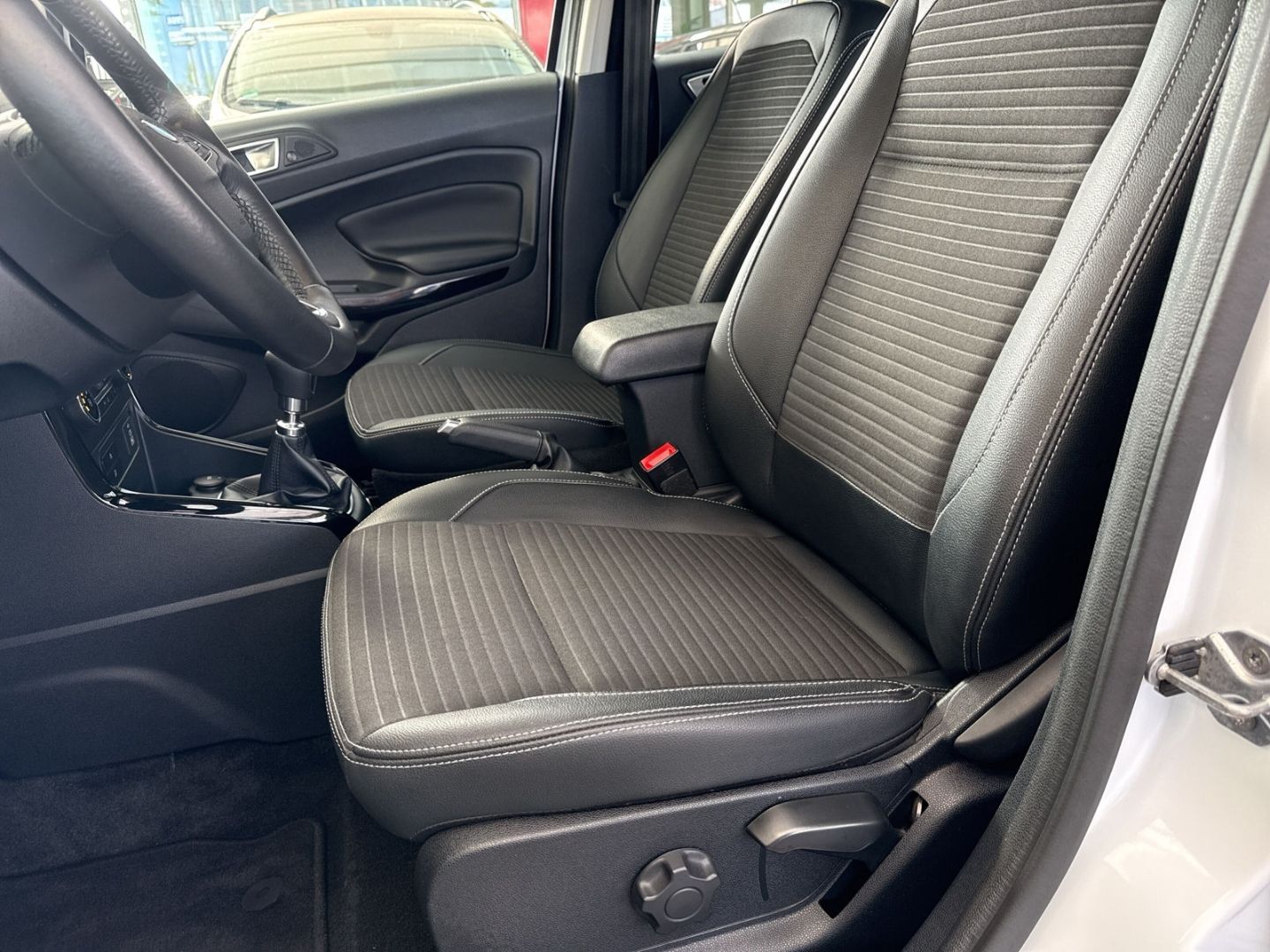 Fahrzeugabbildung Ford EcoSport Titanium Hybrid/Navi/LED/KeyFree/B & O/