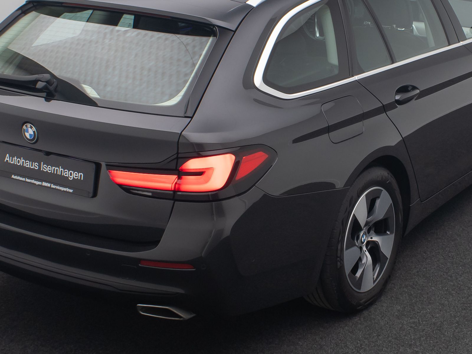 Fahrzeugabbildung BMW 520d xD  Kamera Laser HUD DAB AHK Komfort Alarm