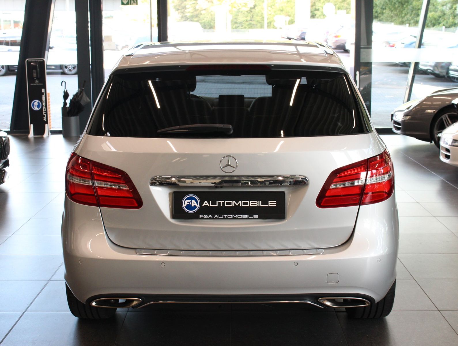 Fahrzeugabbildung Mercedes-Benz B 200 Urban Pano+Distronic+AHK schwenkb.+Sitzhzg