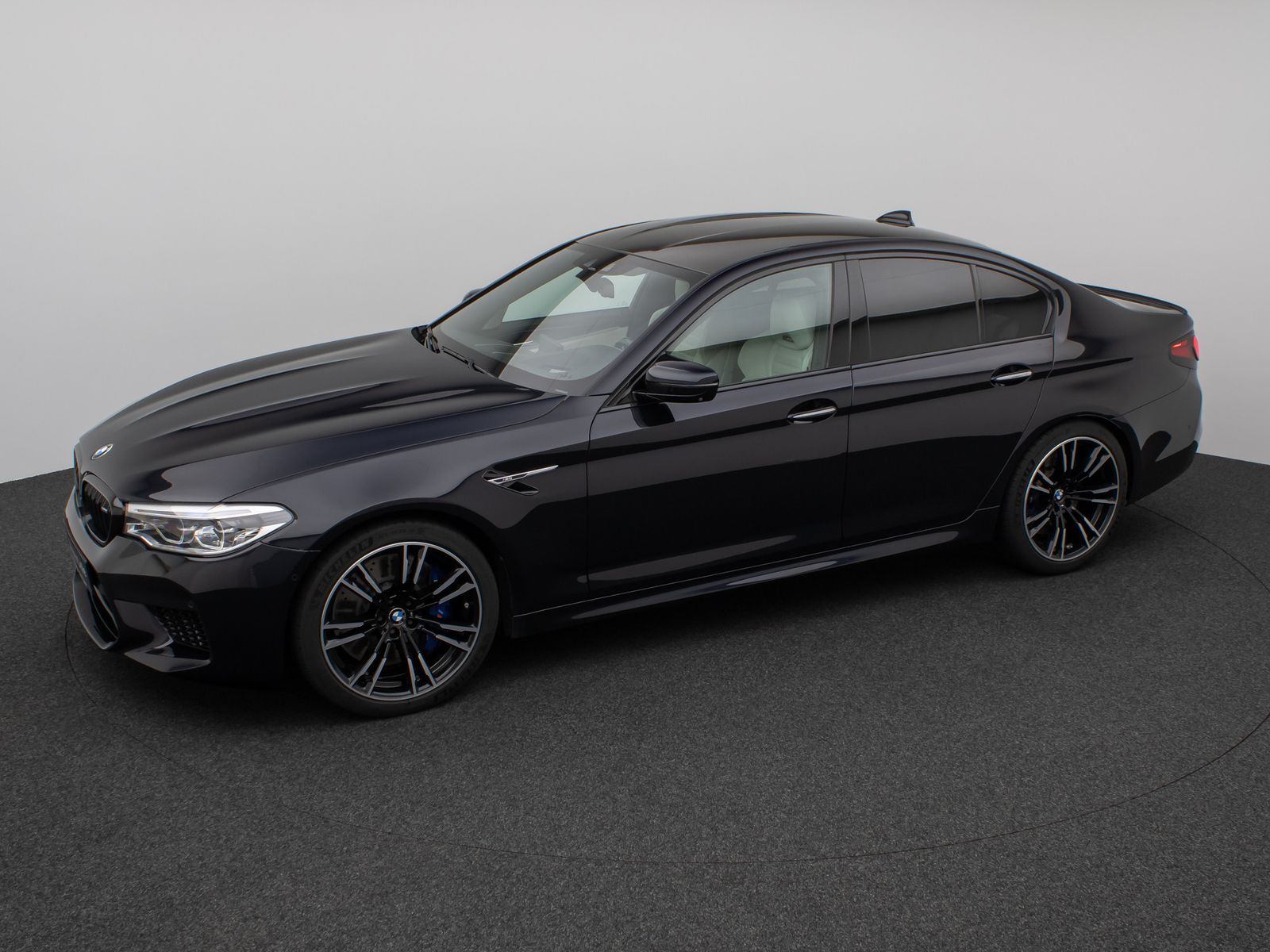 Fahrzeugabbildung BMW M5 xD 360°HUD DAB B&W SoftCl Massage Komfort