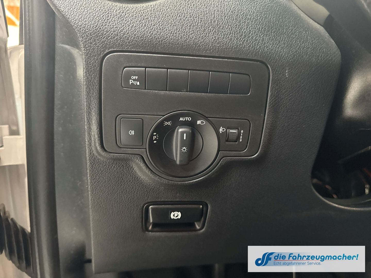 Fahrzeugabbildung Mercedes-Benz Vito Tourer 111CDI FWD extralang Pro AHK Klimaau