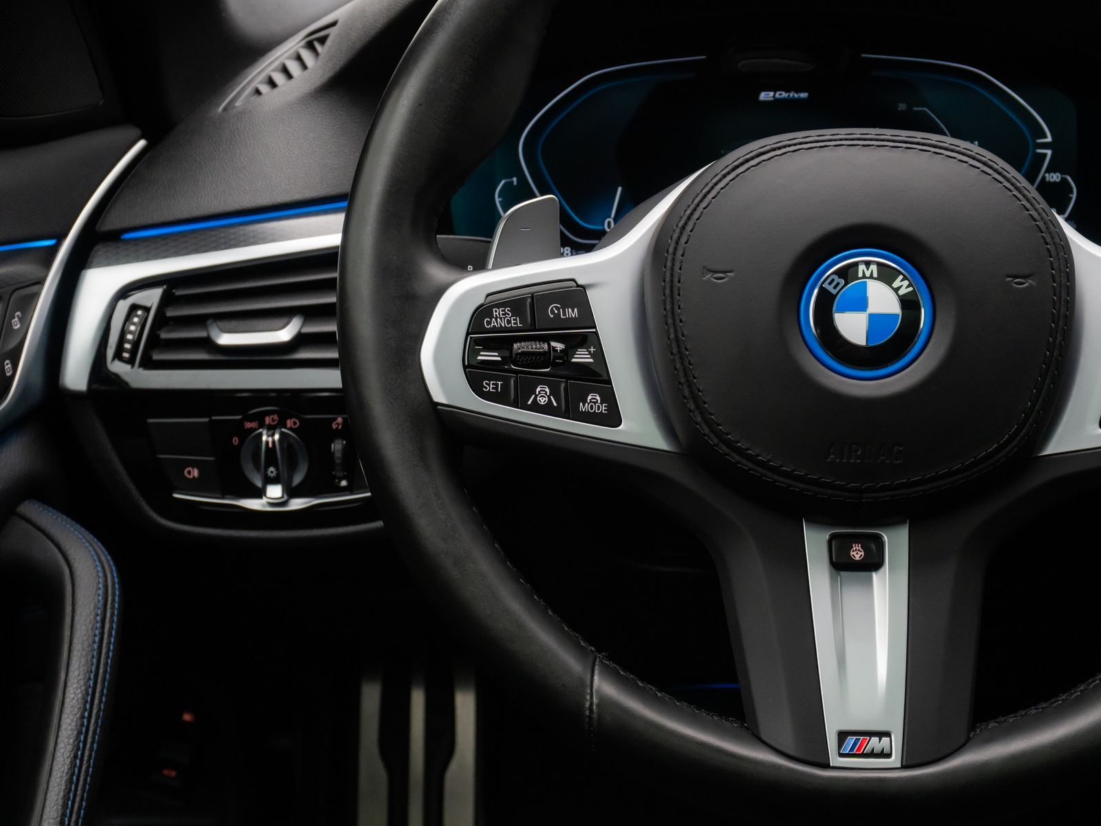 Fahrzeugabbildung BMW 530e M Sport Laser DAB HiFi HUD DispKey Panorama