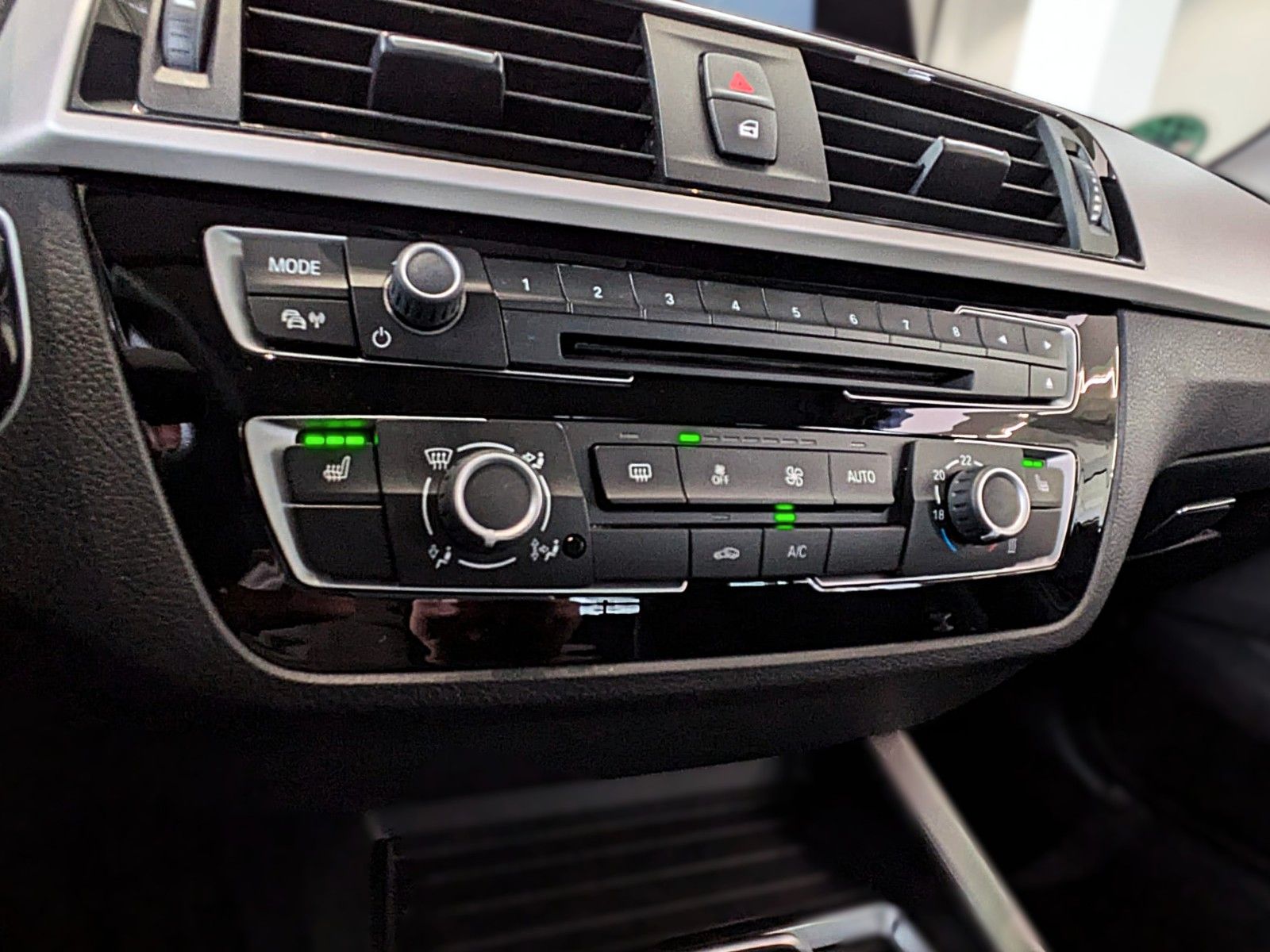 Fahrzeugabbildung BMW 116d 5 Trg KLIMAAUT NAVI SITZHZG PDC 1.HAND ALU
