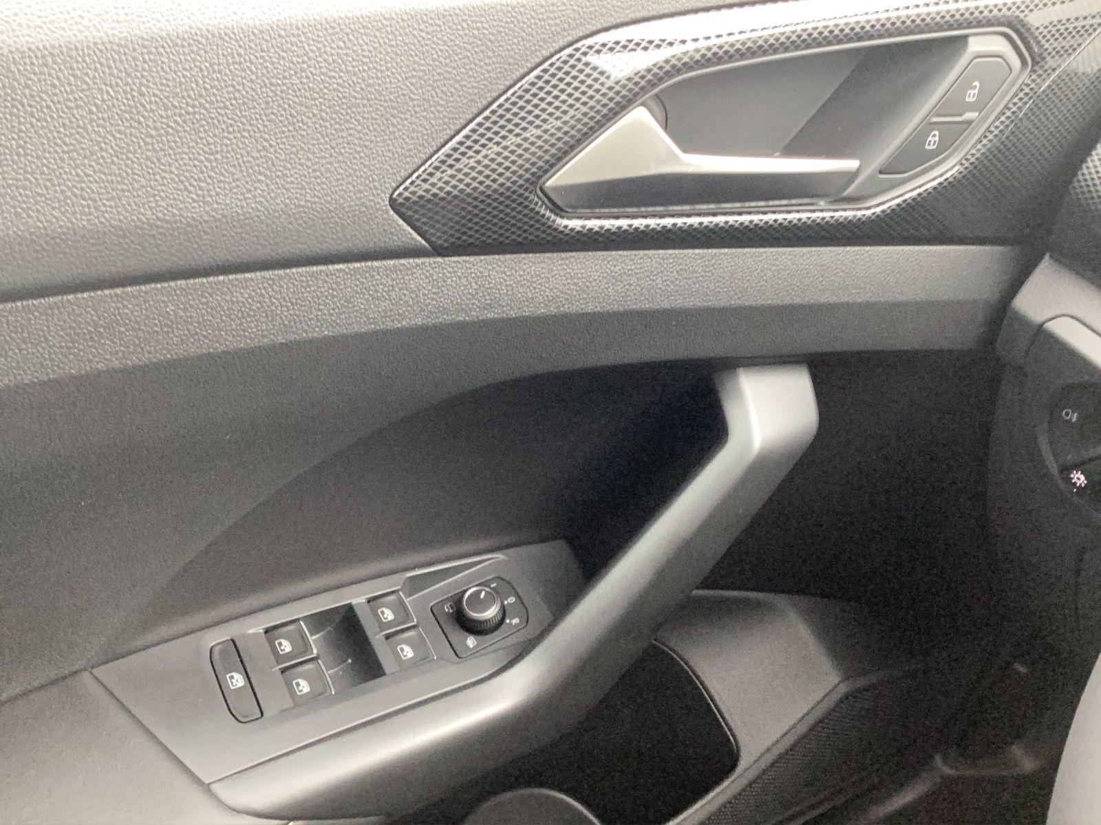 Fahrzeugabbildung Volkswagen T-Cross TSI Energy LED ACC RFK AHK