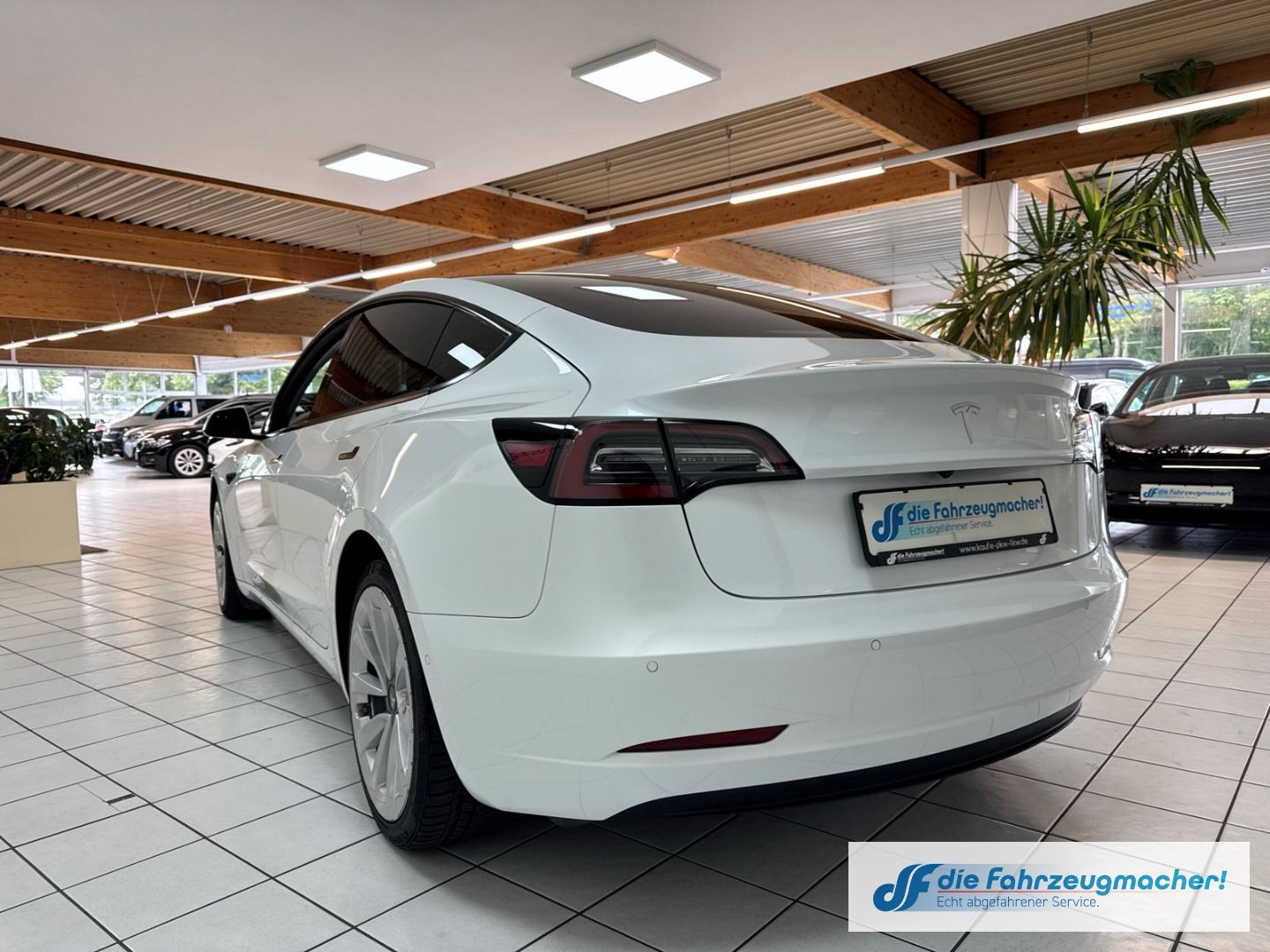 Fahrzeugabbildung Tesla Model 3 Basis RWD Soundsystem ACC El. Heckklappe