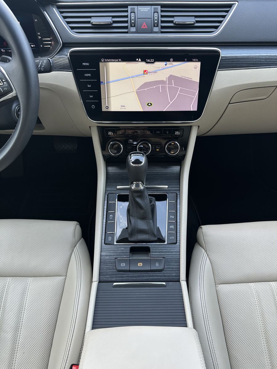 Fahrzeugabbildung SKODA Superb Combi Premium Edition NAV+LED+ACC+18ZO+VC