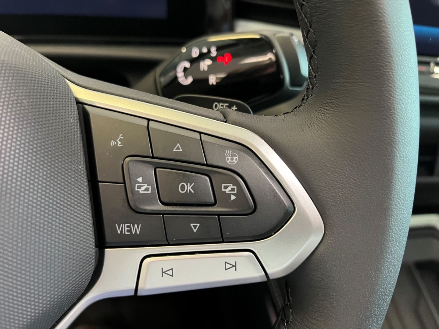 Fahrzeugabbildung Volkswagen T-Roc Style 1.5 eTSI DSG HUD AHK-el. klappb. Nav