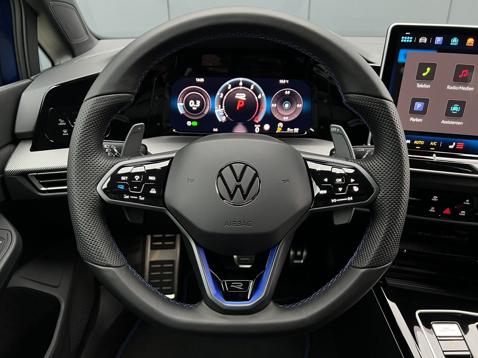 Fahrzeugabbildung Volkswagen Golf VIII R 2.0 TSI DSG 4MOTION *IQ.Light, Black