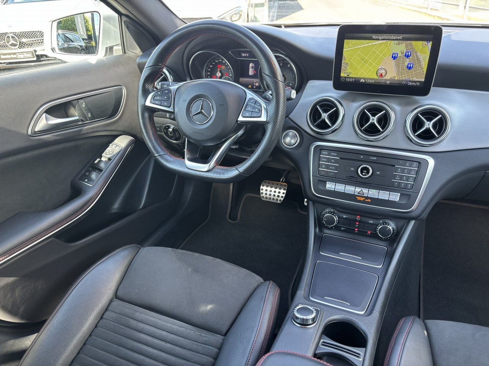Fahrzeugabbildung Mercedes-Benz GLA 200 AMG*LED*DIGITALES-RADIO*NAVI*CD-PLAYER*