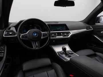 Fahrzeugabbildung BMW 320e Advantage DAB HiFi PDC AHK Alarm LED Sport