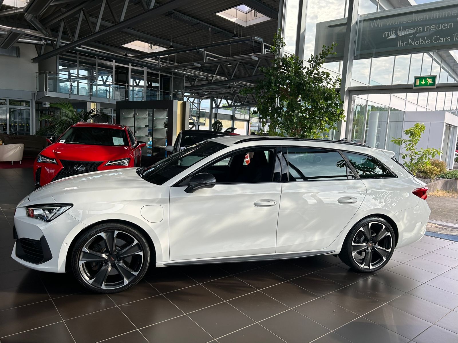 Fahrzeugabbildung CUPRA Leon Sportstourer VZ e-Hybrid NAV RFK SHZ 19"
