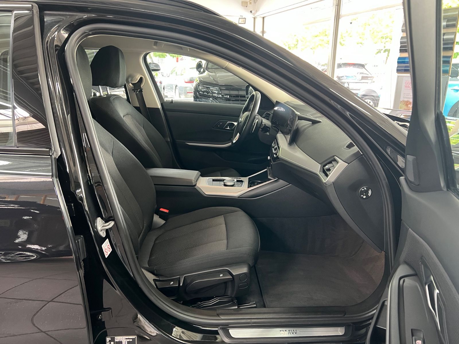 BMW 318d Touring Facelift+Keyless+Hifi+KurvenDISPLAY foto 16