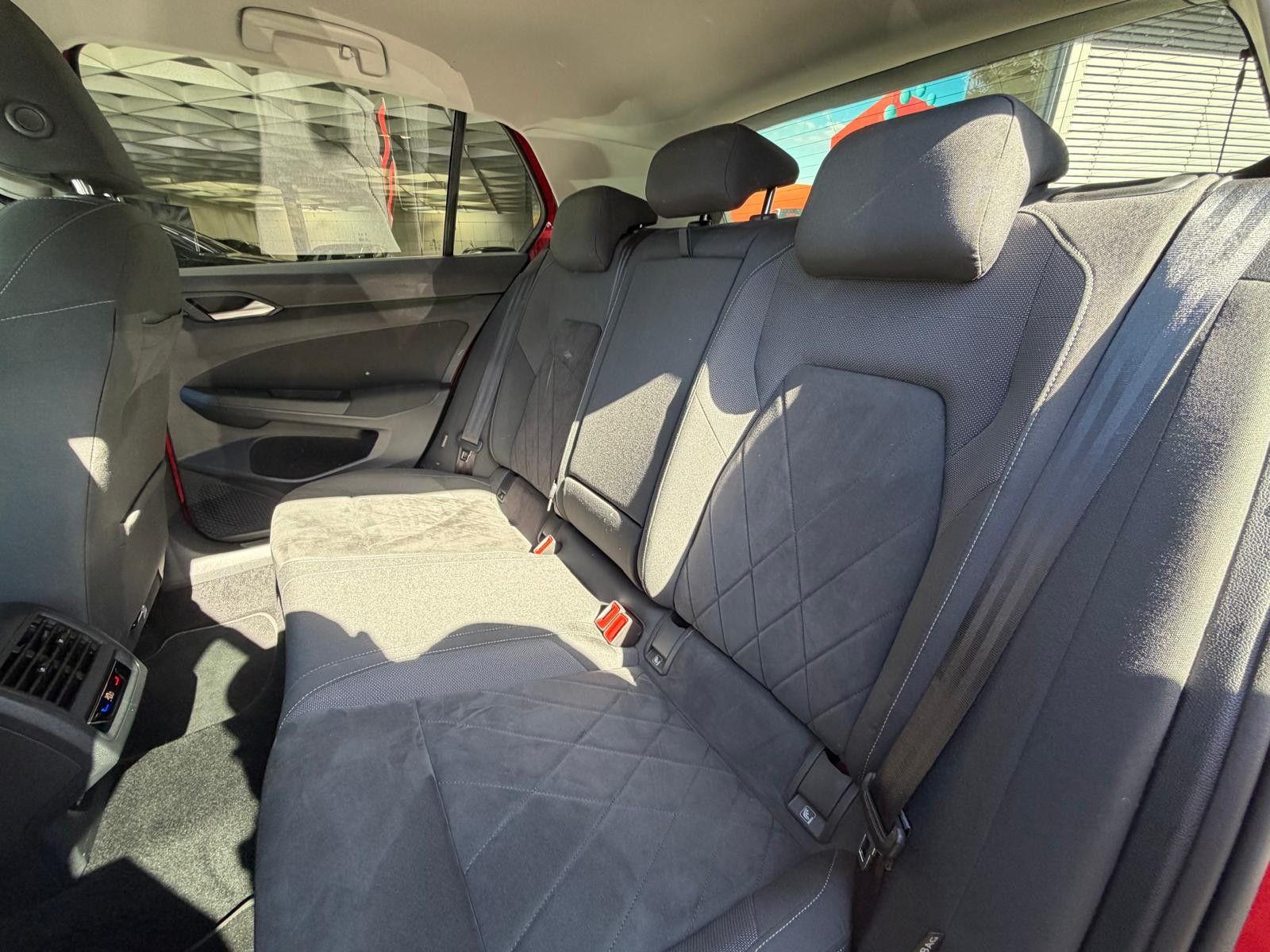 Fahrzeugabbildung Volkswagen Golf 1,5 eTSI Style >VIRTU+MEMO+LED+MASS+SHZ+ACC