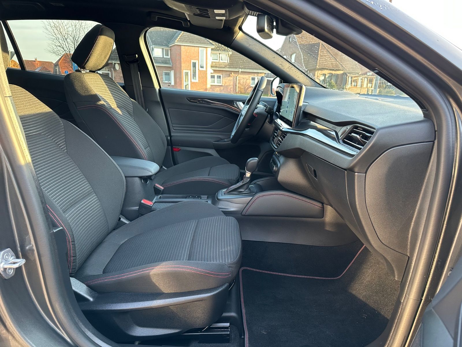 Fahrzeugabbildung Ford Focus Turnier 1.0 ST-Line X Pano/ACC/Matrix/Navi