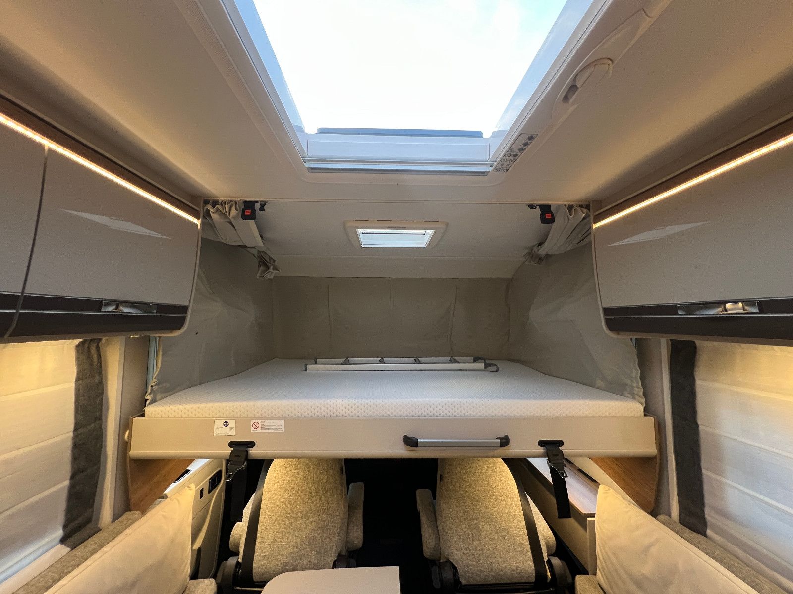 Fahrzeugabbildung Dethleffs Trend I 7057 DBL EBL SOLAR SAT TV LOUNGE 1.HAND