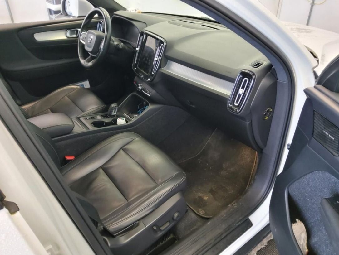 Fahrzeugabbildung Volvo XC40 D4 Momentum Pro AWD 4x4 LEDER ANHZV PRO-PAK