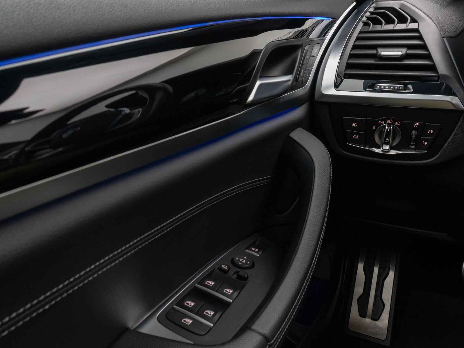 Fahrzeugabbildung BMW X3 xD30d M Sport Panorama Kamera DAB HiFi DisKey