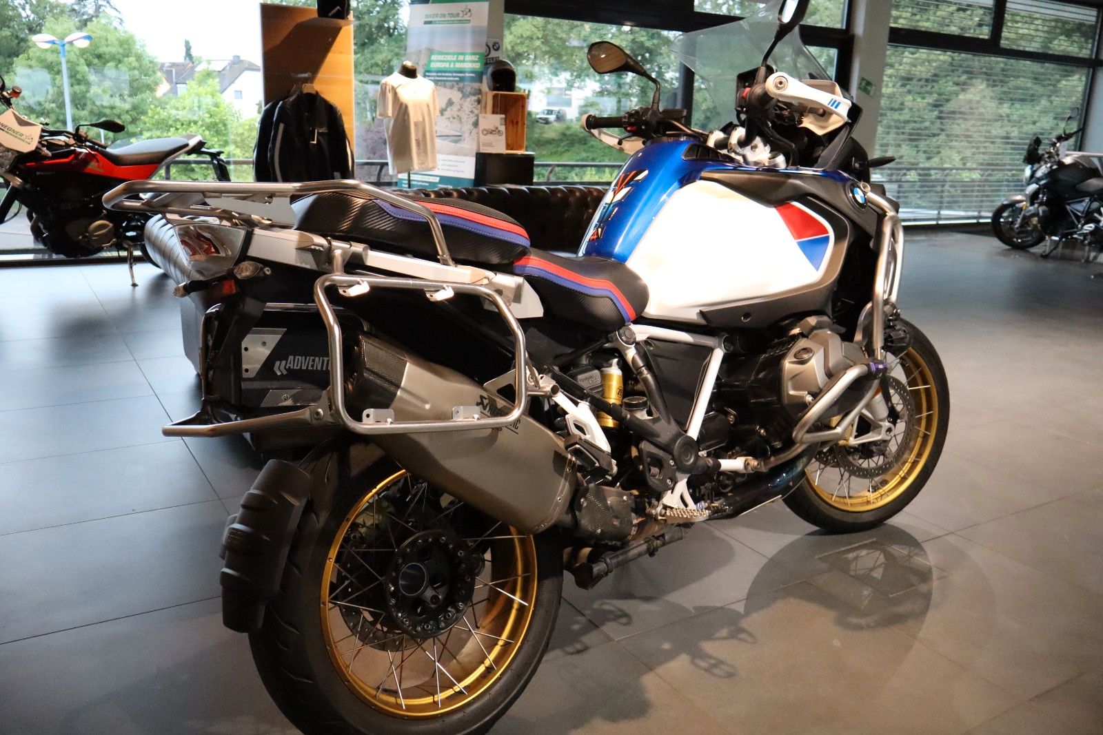 Fahrzeugabbildung BMW R1250GS ADV mit Akrapovic & Tieferlegung