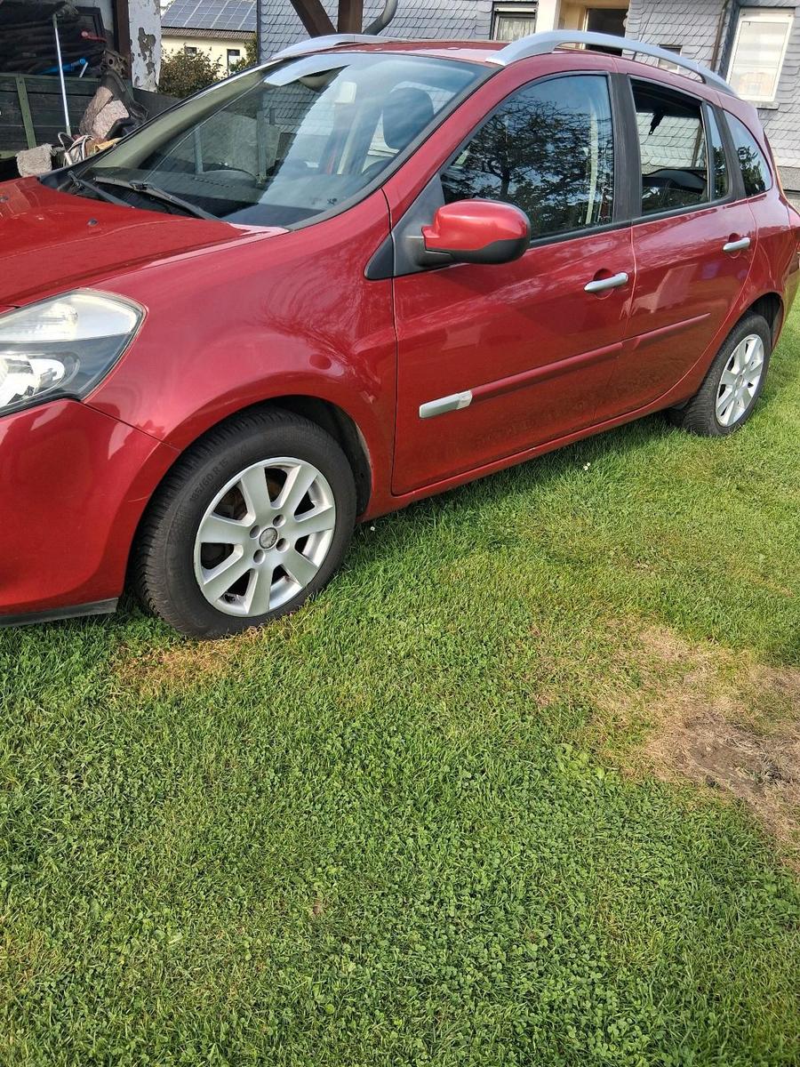 Renault Clio 2011 — rear view