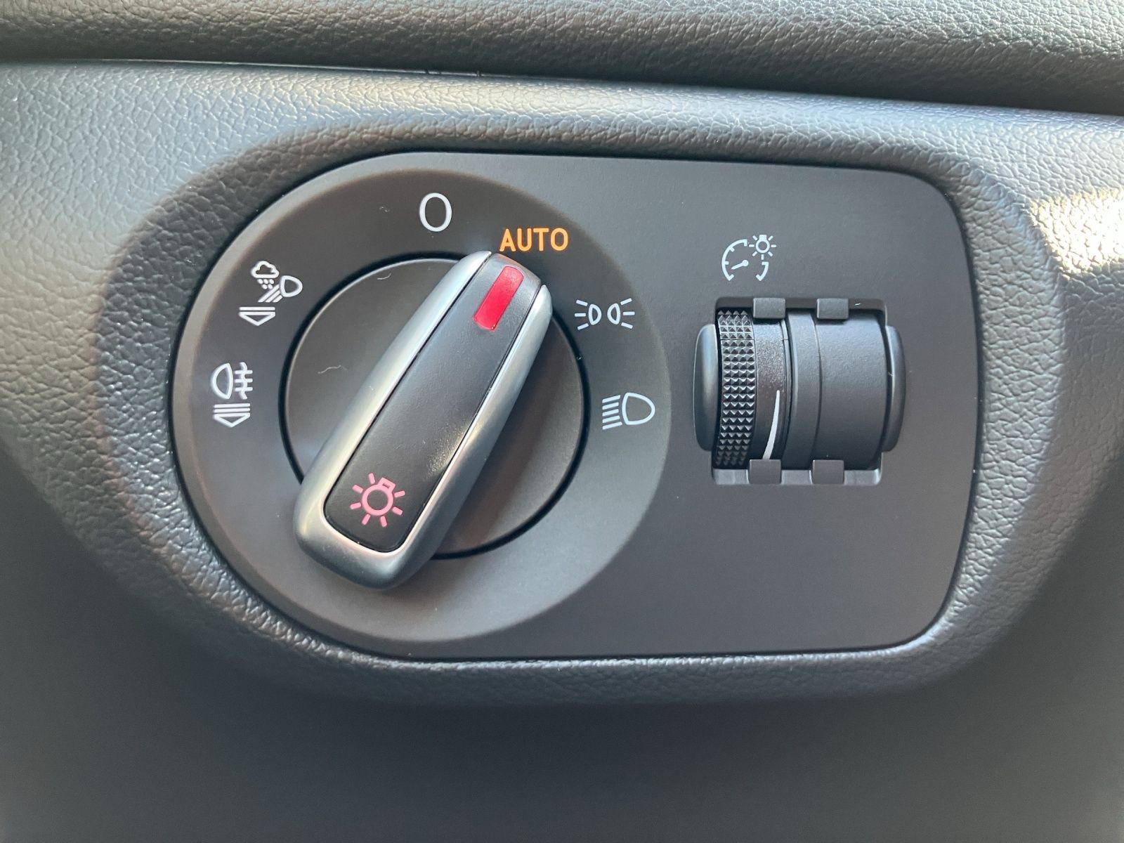 Fahrzeugabbildung Audi Q3 2.0 TDI sport AHK Xenon SHZ