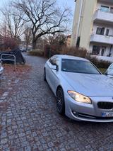 BMW 528i 3.0 6 Zylinder 258 ps  - silberne BMW 528