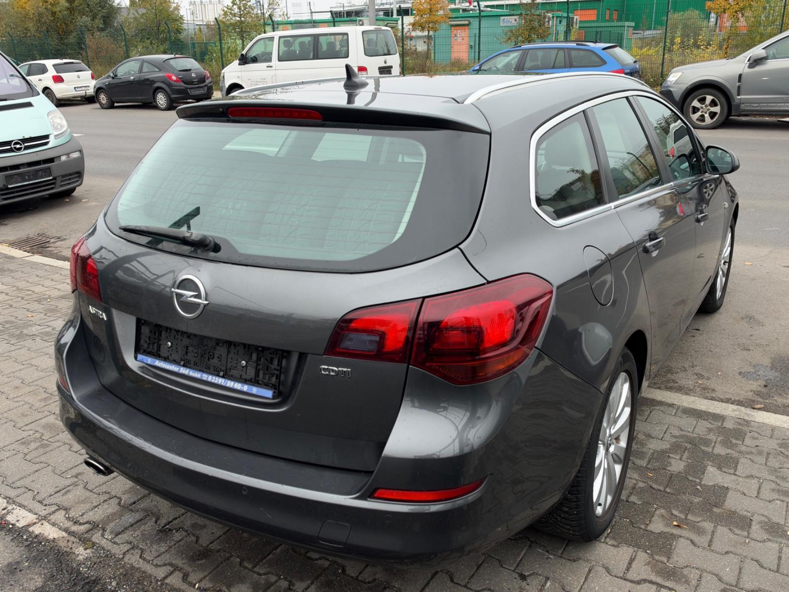 Opel Astra 2011 — салон