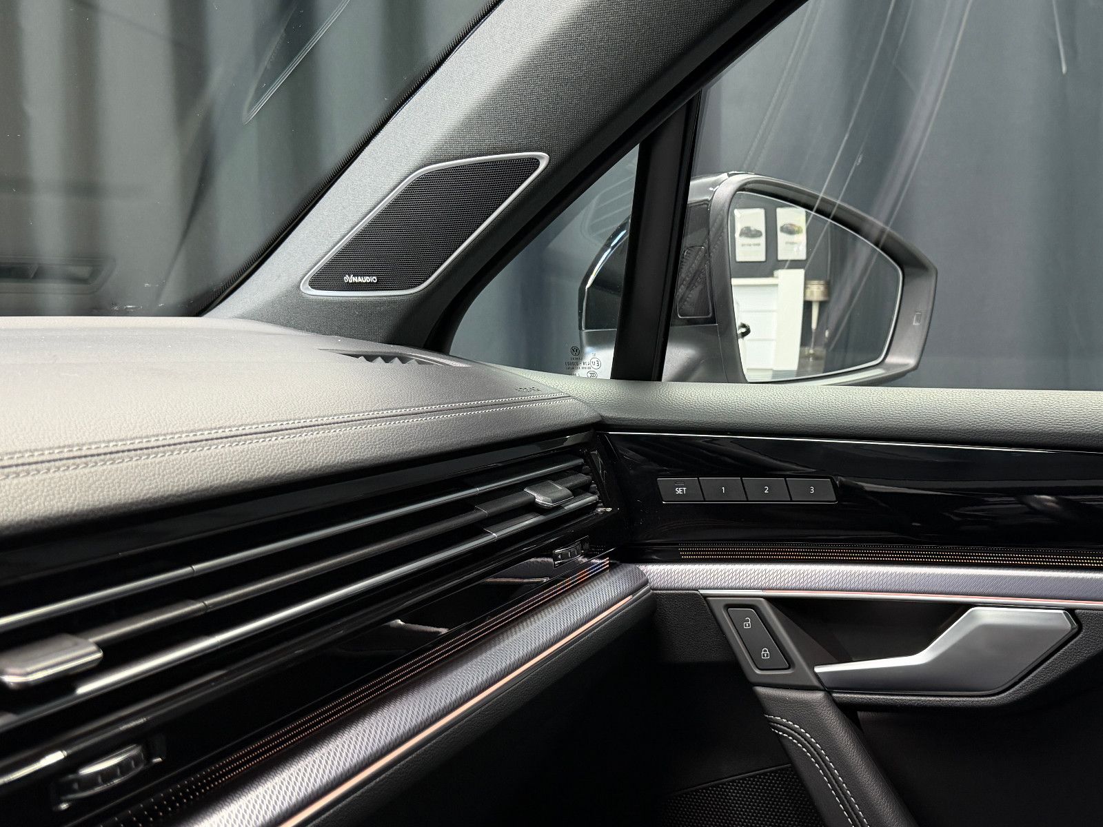 Fahrzeugabbildung Volkswagen Touareg R-Line 4Motion|PANO|NIGHT|LAST EDITION|