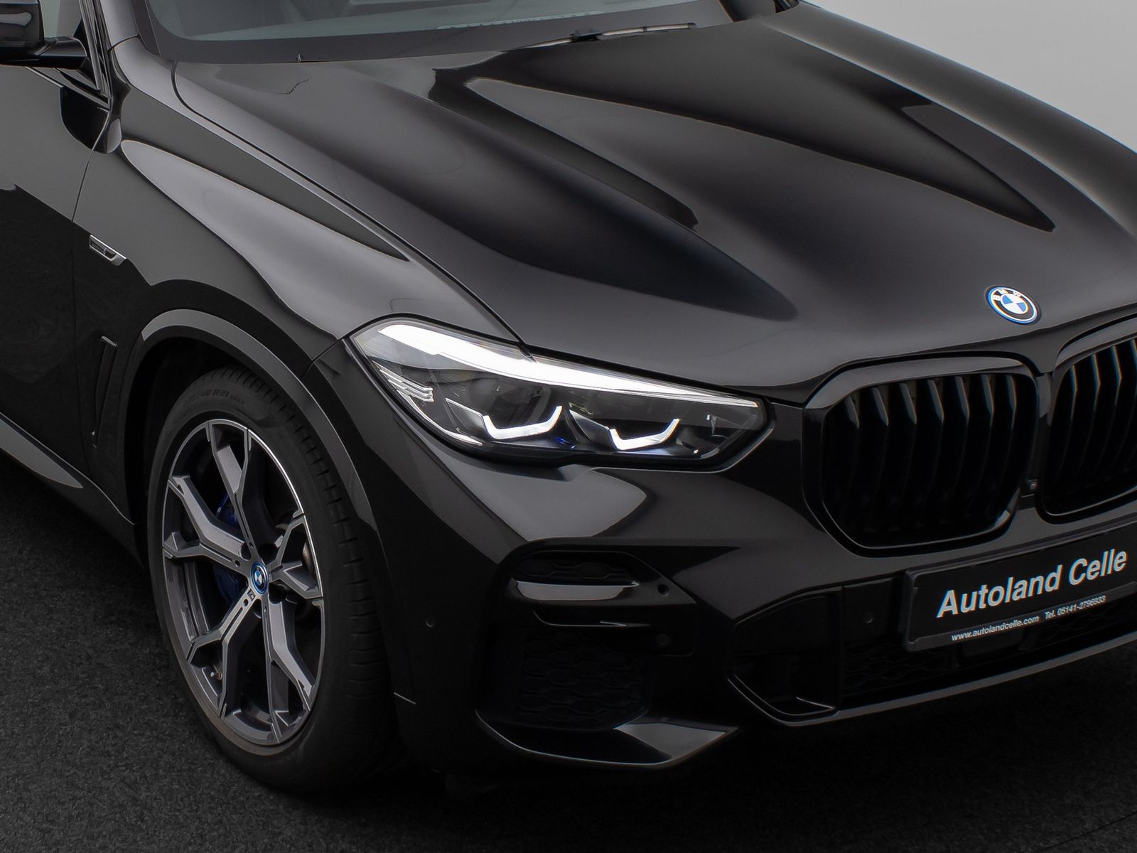 Fahrzeugabbildung BMW X5 xD45e M Sport Panorama 360° HUD DAB HiFi 21"