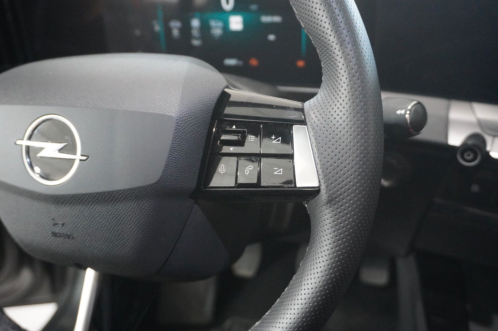 Fahrzeugabbildung Opel Astra L ST 1.2T GS SPORT NAVI/LED/360°/PANO/HUD
