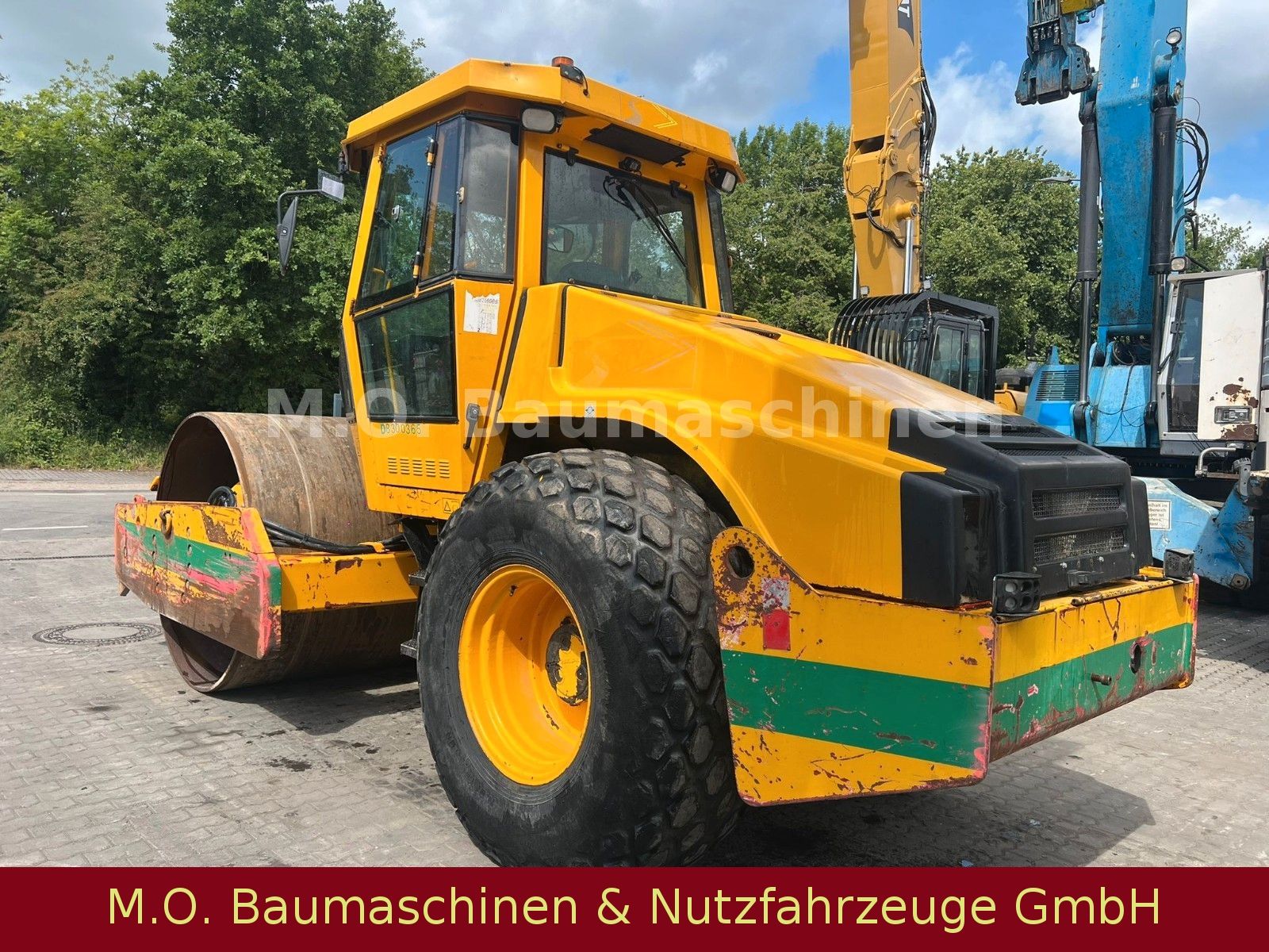 Fahrzeugabbildung Dynapac CA 302 D / Walzenzug / 12,5 t /