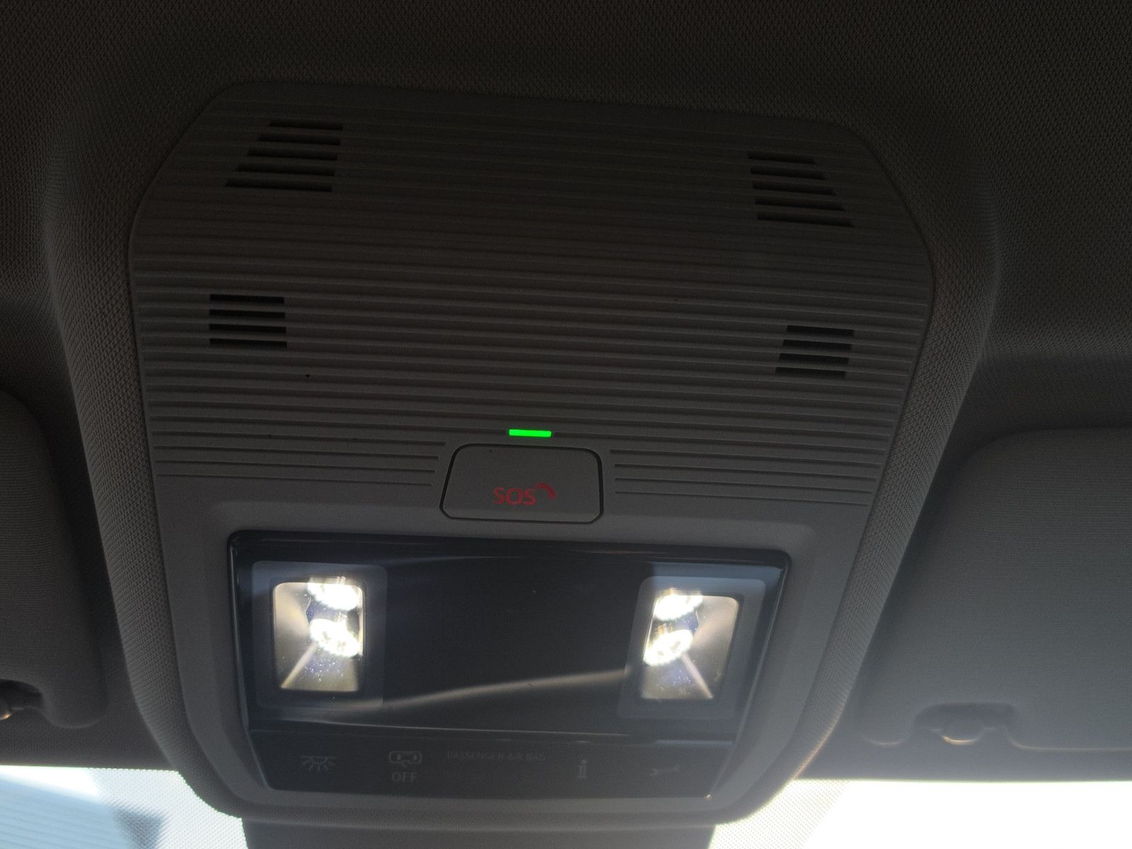 Fahrzeugabbildung Volkswagen Golf VIII Variant Life AHK ACC SHZ LED Apple Car
