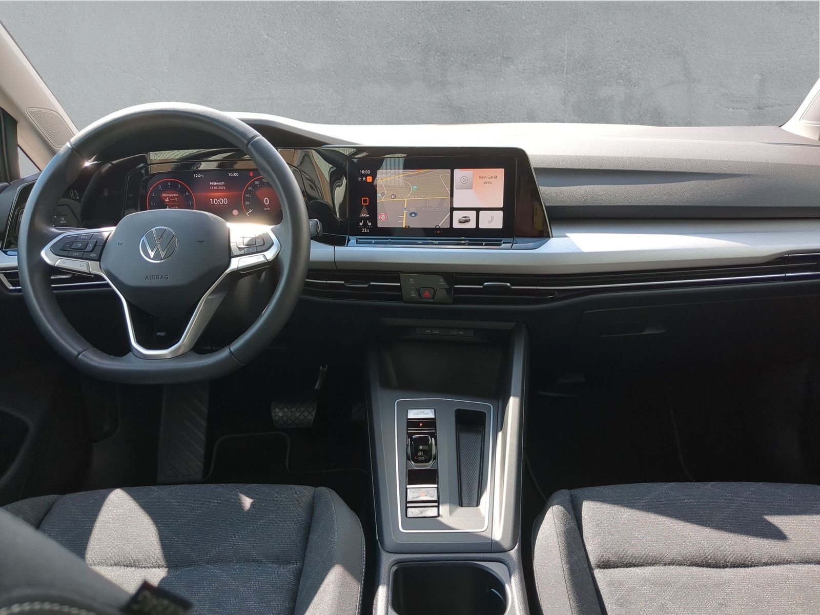 Fahrzeugabbildung Volkswagen Golf Variant 1.0 eTSI Life Kamera ACC SHZ AppCon