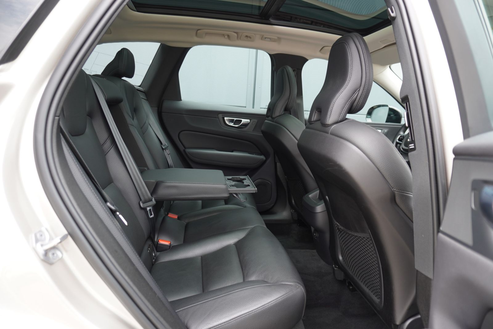 Volvo XC60 Plus Dark Pano Standhzg AHK Assistenz 360° foto 11