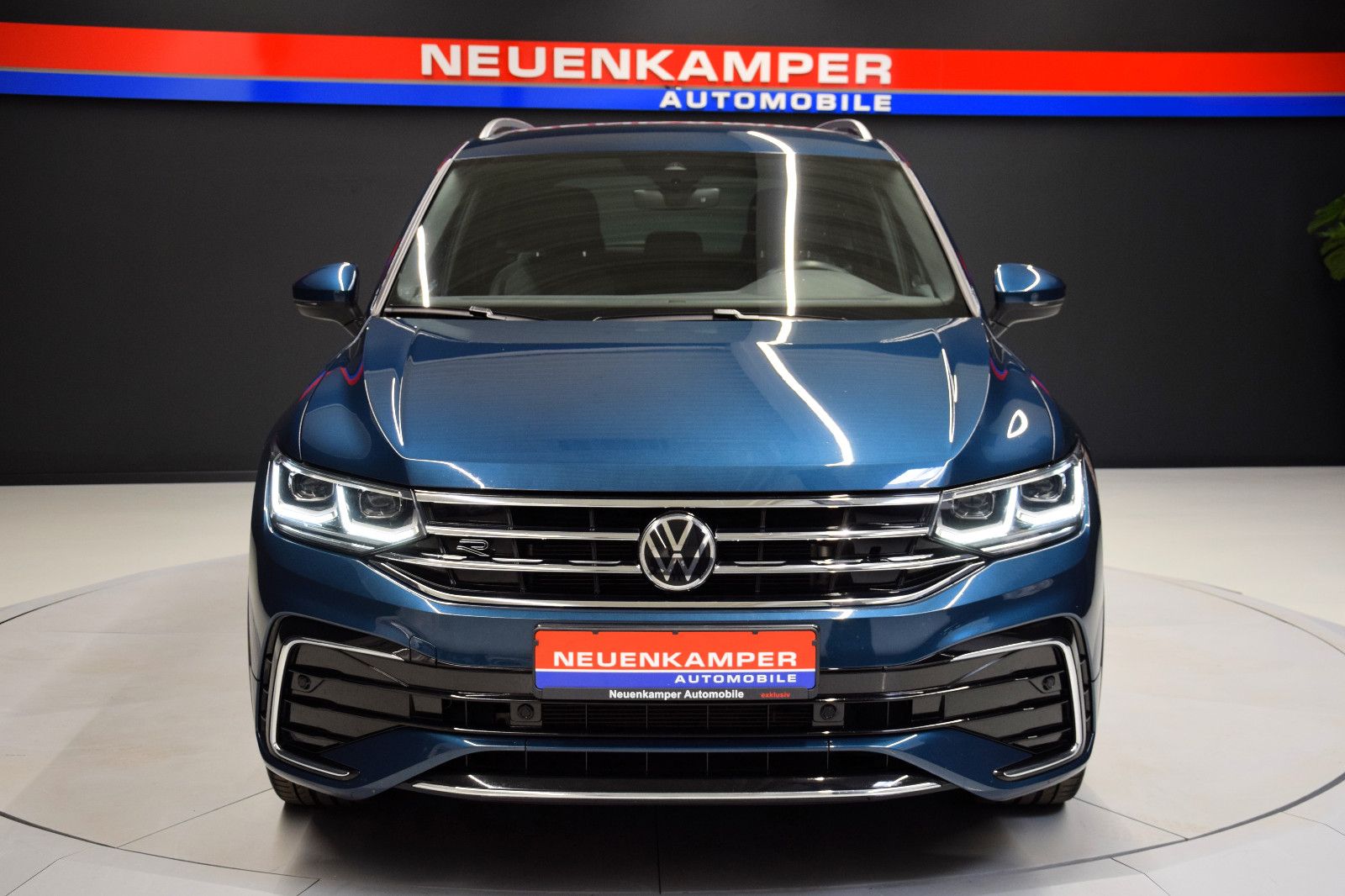 Fahrzeugabbildung Volkswagen Tiguan R-Line 4Motion IQ.Light ACC AHK 20°Kamera
