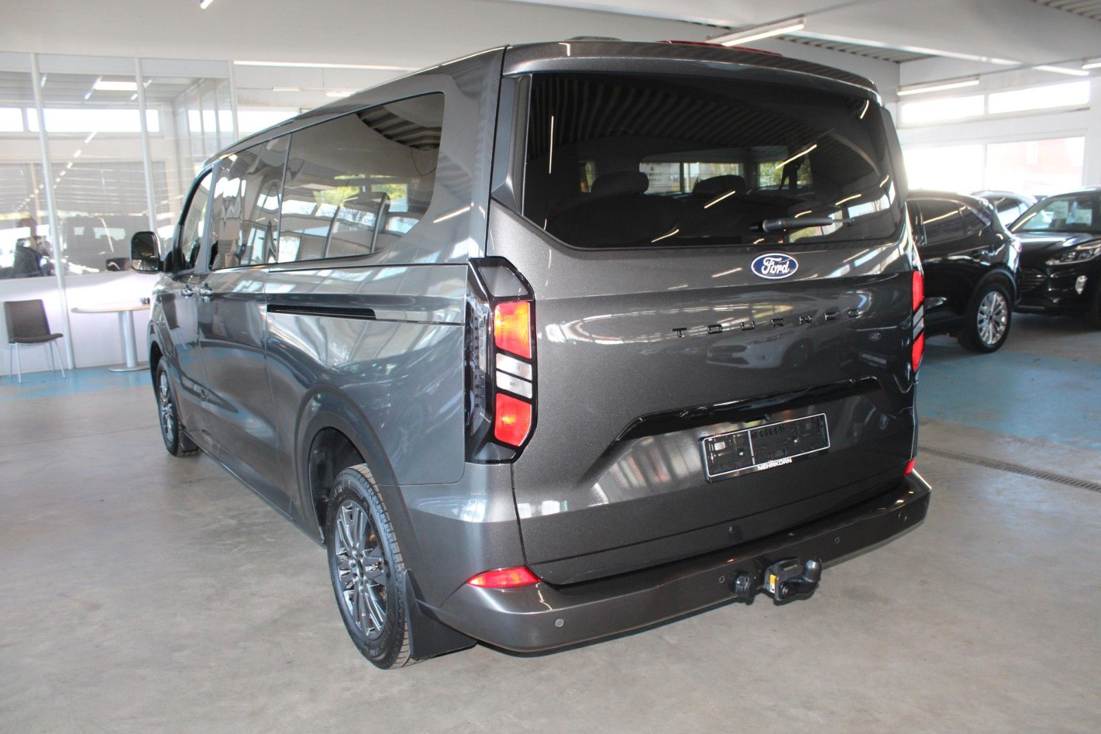 Fahrzeugabbildung Ford Tourneo Custom L2 8-Sitzer Titanium AHK LED ACC