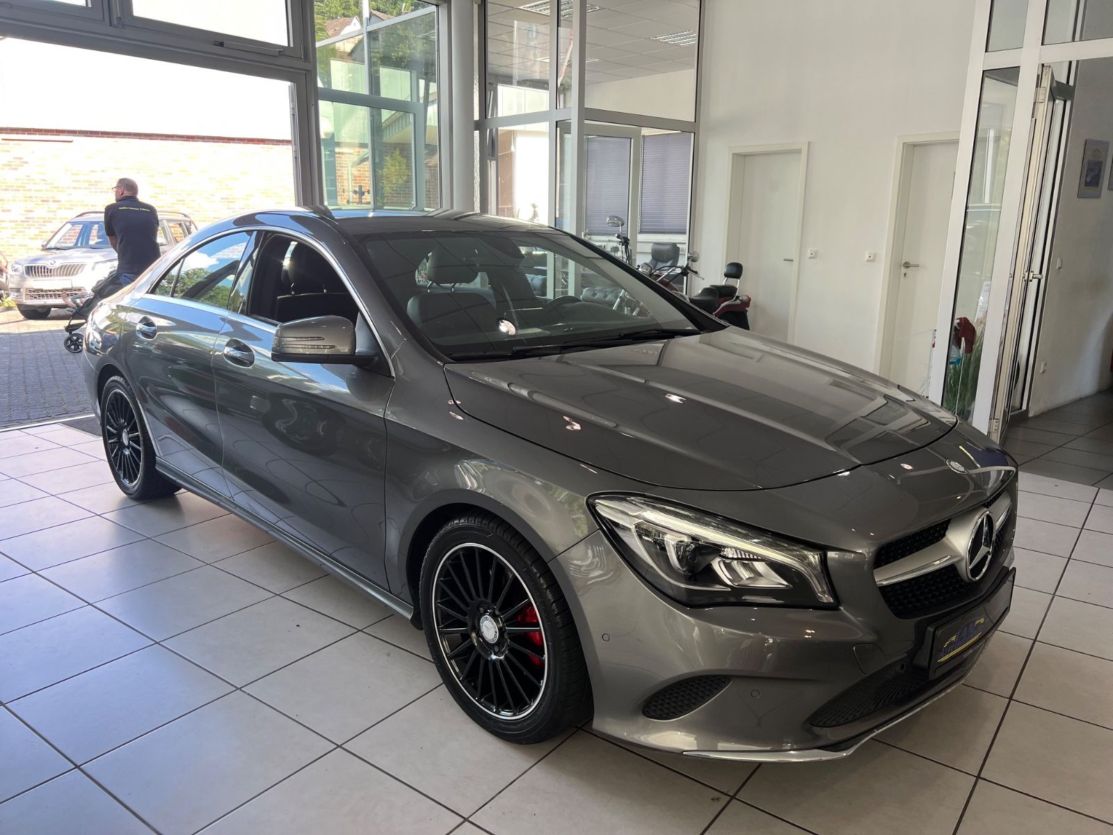Fahrzeugabbildung Mercedes-Benz CLA 180 Sport Paket * VOLL-LEDER* LED *FACELIFT