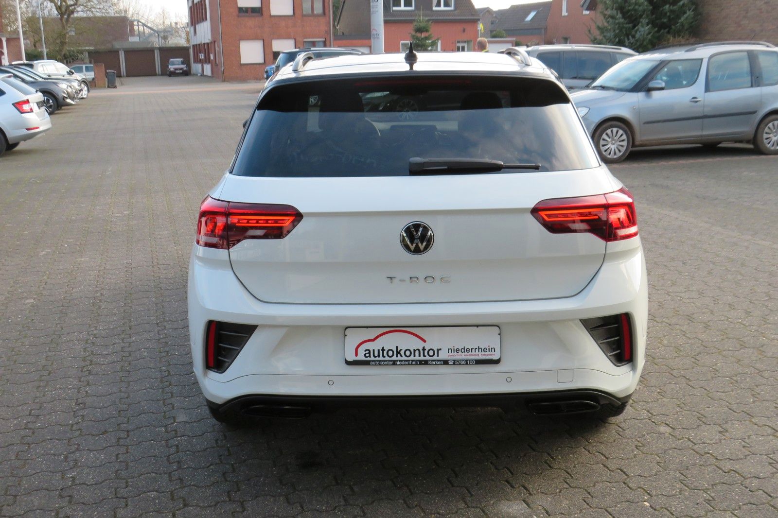 Fahrzeugabbildung Volkswagen T-Roc R-LINE AHK DCC ACC NAVI KAMERA 8-FACH 1.H