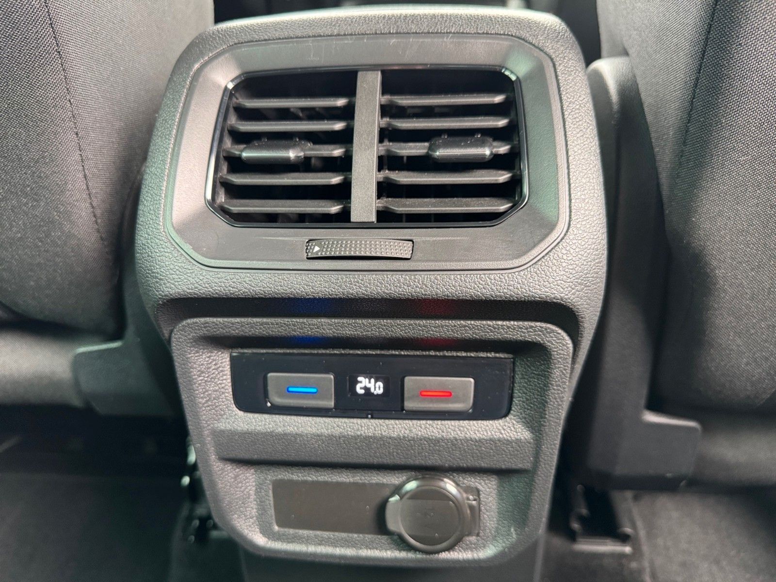 Fahrzeugabbildung Volkswagen Tiguan Elegance 1.5 TSI