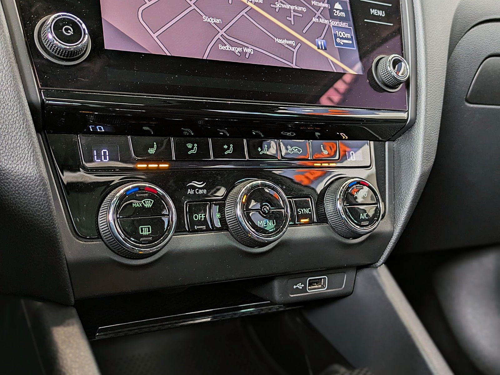 Fahrzeugabbildung SKODA Octavia RS DSG PANO ACC LED VIRTUAL CAM CARPLAY