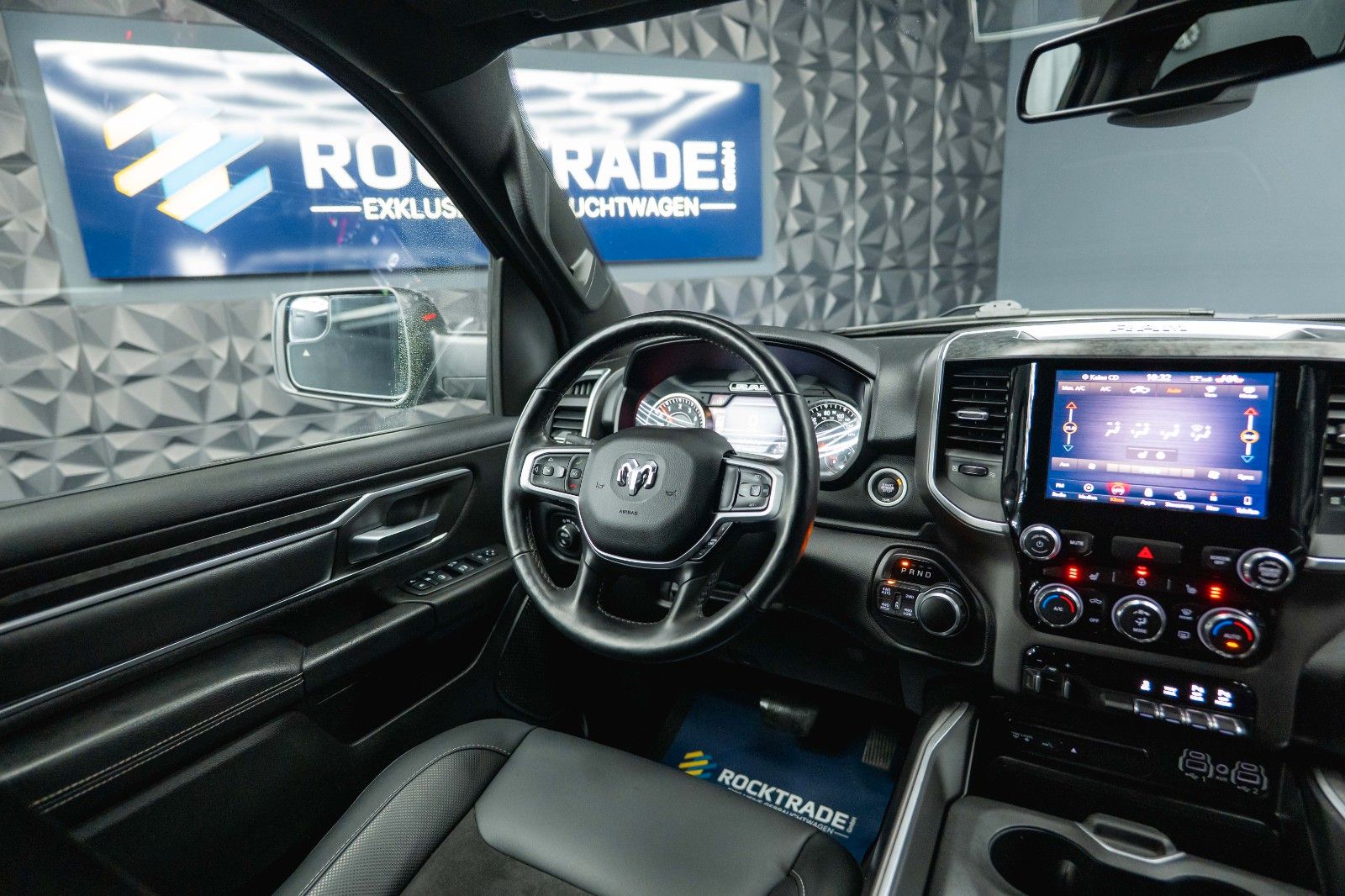 Fahrzeugabbildung Dodge RAM 5.7 V8 HEMI 4x4 OFFROAD Night-Paket *LED*