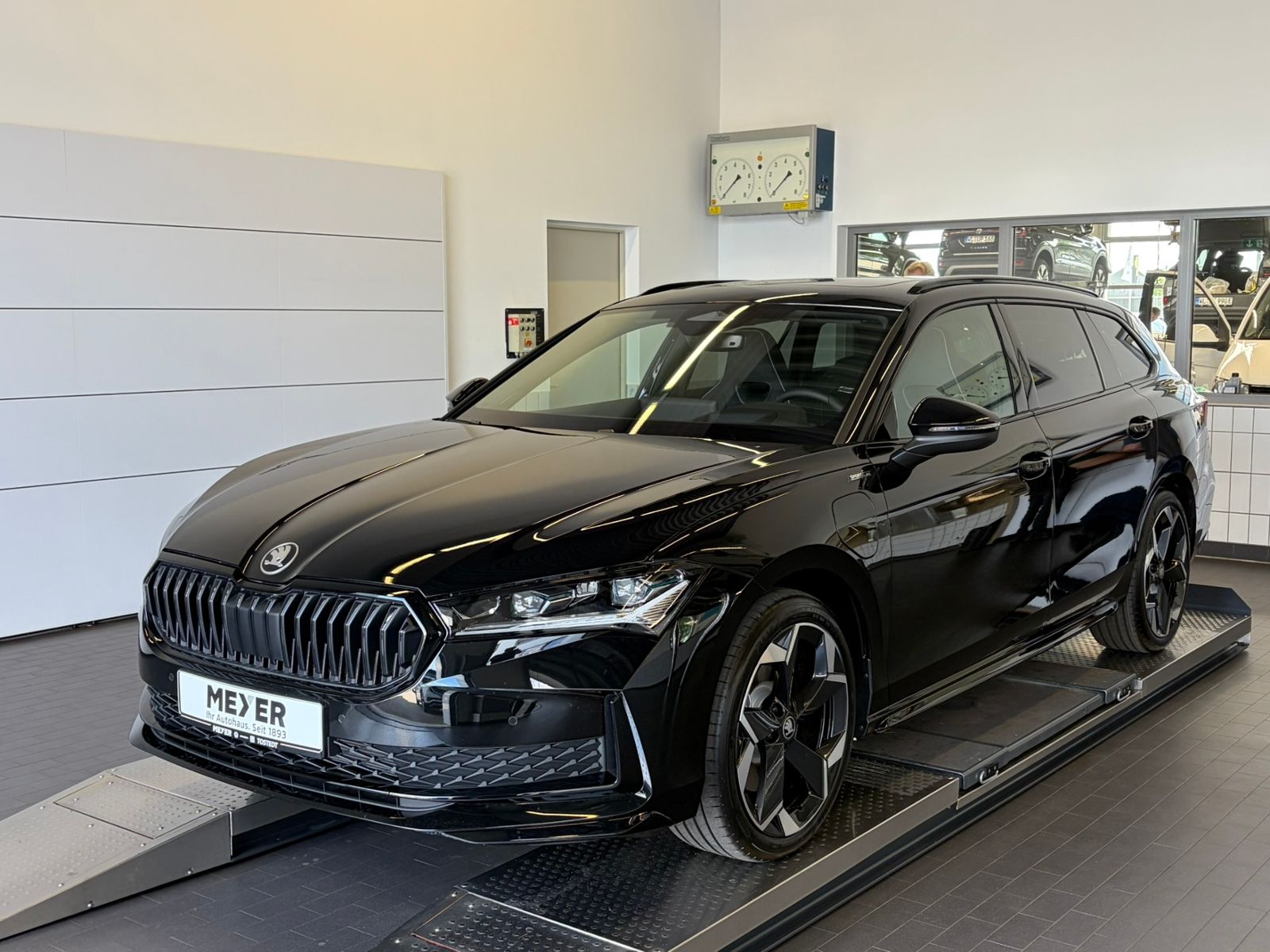 Fahrzeugabbildung SKODA Superb Combi  Sportline 1.5 TSI IV DSG *AHK,Navi