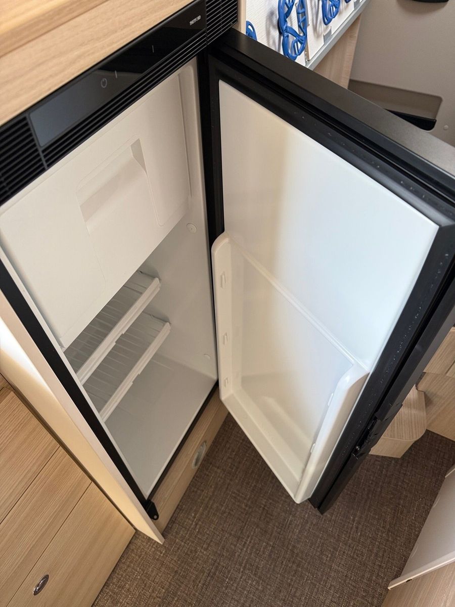 Fahrzeugabbildung Eura Mobil Van V 595 HB Alufelgen, RFK, Captain-Chair-Sitze