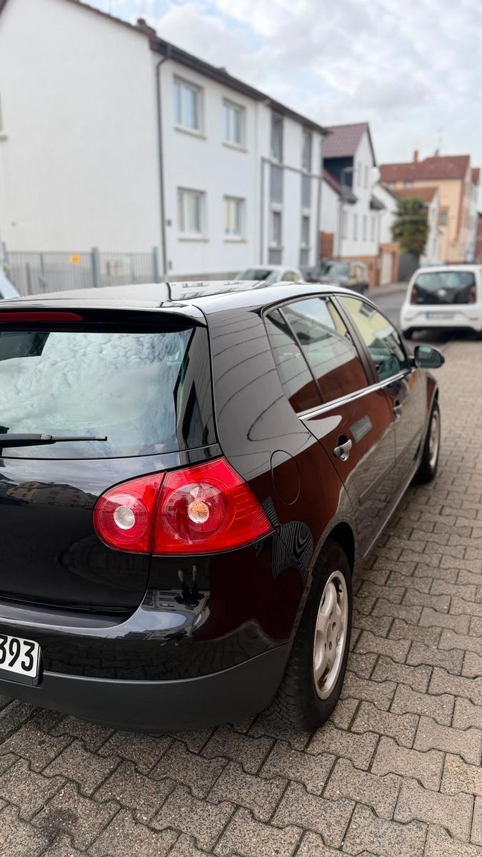 Volkswagen Golf 2005 — rear view