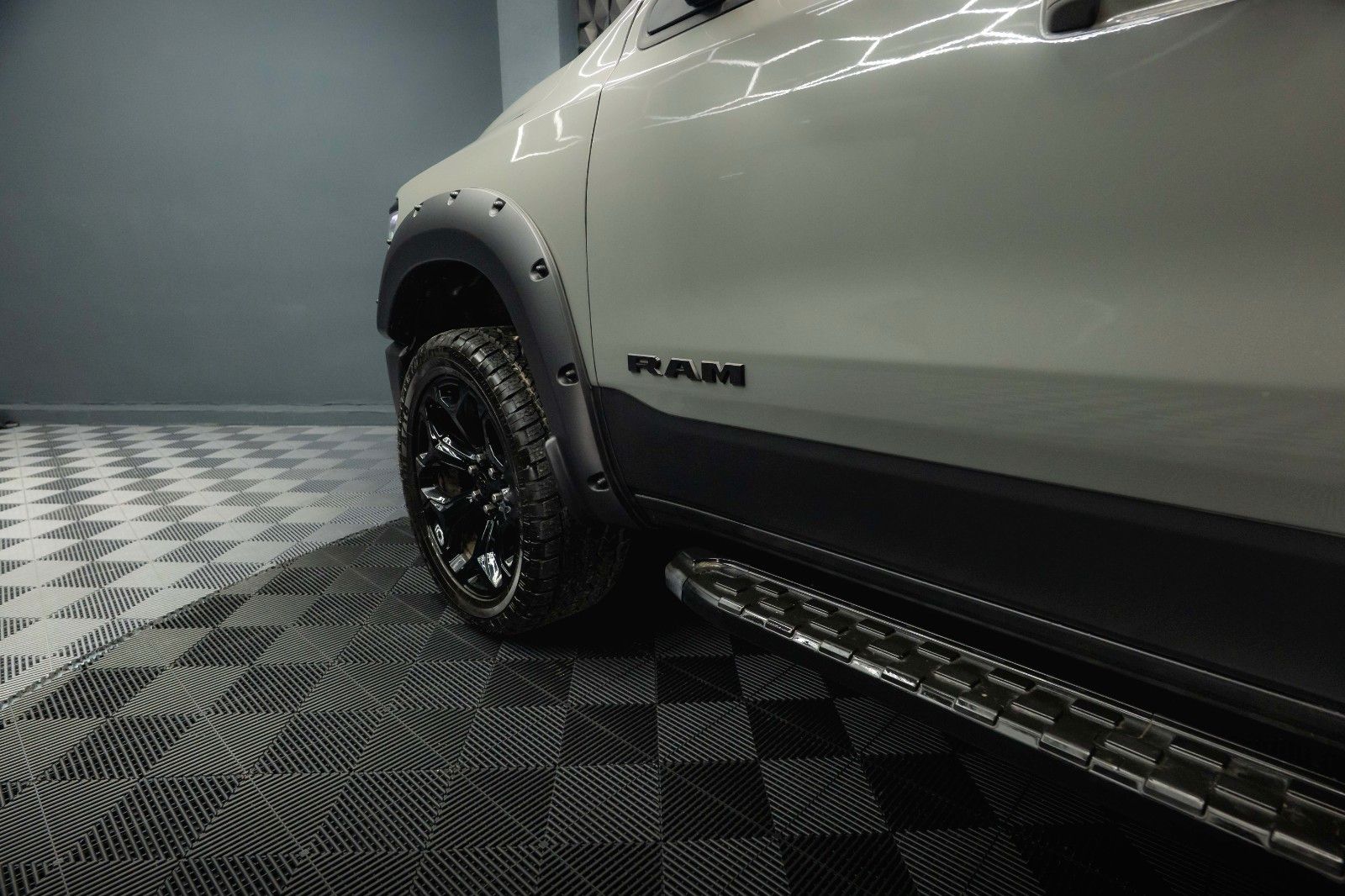 Fahrzeugabbildung Dodge RAM 5.7 V8 HEMI 4x4 NIGHT Laramie ARMY STYLE 19%