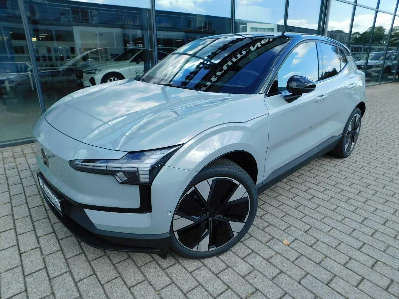 Fahrzeugabbildung Volvo EX30 Twin Motor Performance AWD Plus