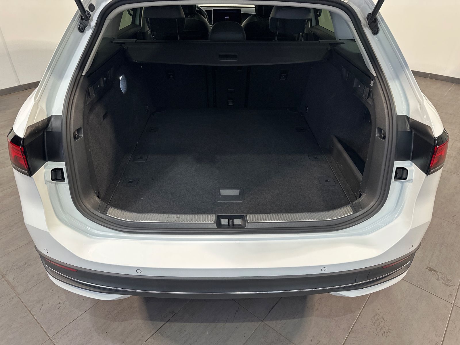 Fahrzeugabbildung Volkswagen Passat Variant 2.0 TDI DSG Business NAV+LED+ACC