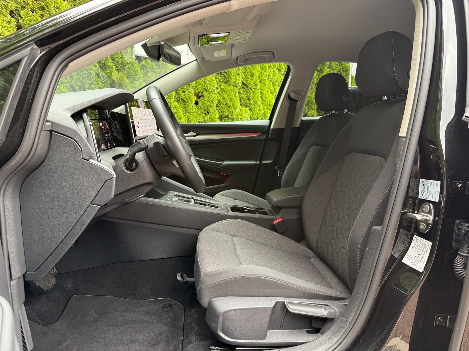 Fahrzeugabbildung Volkswagen Golf 2.0 TDI DSG LIFE LED+KAM+ACC+SHZ+CARPL+AMBI
