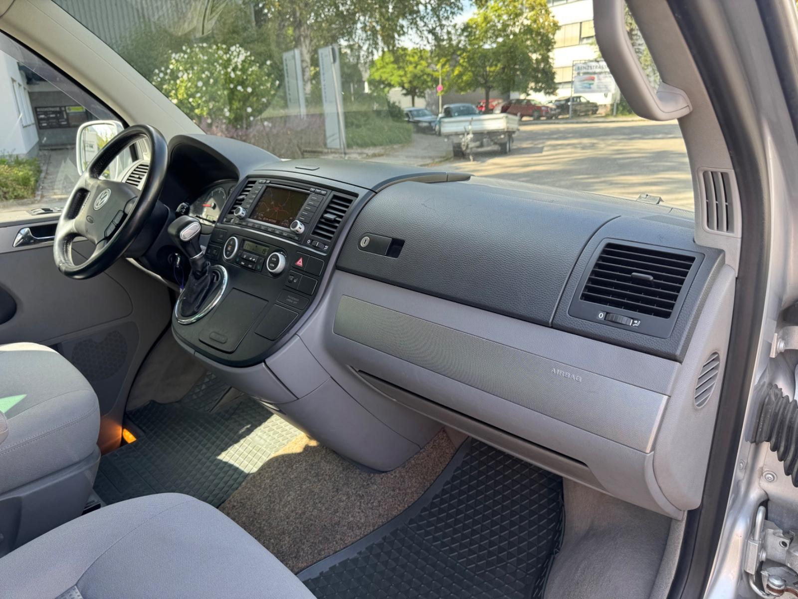 Volkswagen T5 Multivan Comfortline 2.5 TDI 5 cyl. 174 ch BVA / 1ère main / Chauffage auxiliaire / GPS / Attelage
